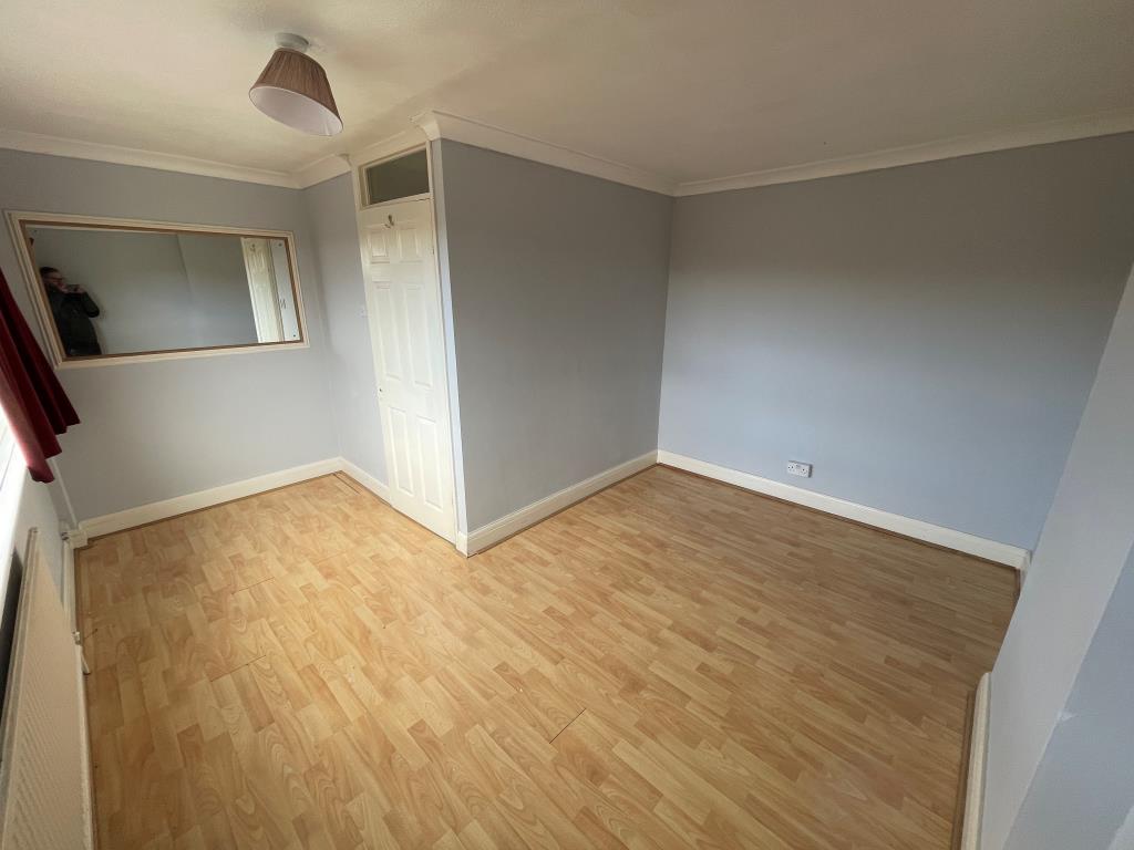 Lot: 43 - THREE-BEDROOM TERRACE HOUSE - Bedroom with mirrow